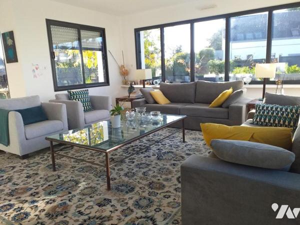 Bourg maison récente de 4 chambres sur jardin de 844m² poss 2 logements