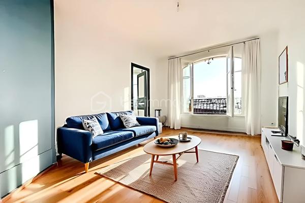 Situé au 5ᵉ étage et dernier étage d’un bel immeuble 1930 sans ascenseur, ce trois-pièces traversant SUD-OUEST, de 58,16 m2 carrez (58,55 m2 au sol), séduit par son ENSOLEILLEMENT , son charme de l’ancien et sa VUE DEGAGEE.
L’appartement se compose d’une entrée avec WC séparé, d’une cuisine américaine avec bar, et d’un couloir desservant deux chambres, dont l’une dotée d’une cheminée en marbre rose. Le salon, baigné de soleil, s’ouvre sur une grande fenêtre offrant une vue dominante sur Malakoff. Au fond de l'appartement, une salle de bain avec fenêtre complète ce bien. AUCUN VIS A VIS
Le tout est agrémenté d’un beau parquet en chêne et de fenêtres en double vitrage. Une cave vient parfaire ce bien.
Possibilité de racheter les Combles au dessus (bonne hauteur : 2m à 2,5m au plus haut). LOCAL A VELOS dans la cour.
Charges annuelles : 1 656 €
Taxe foncière : 925 €
Idéal investisseur ou premier achat !