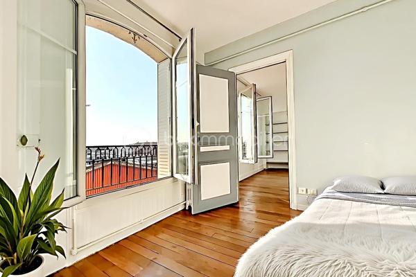 Situé au 5ᵉ étage et dernier étage d’un bel immeuble 1930 sans ascenseur, ce trois-pièces traversant SUD-OUEST, de 58,16 m2 carrez (58,55 m2 au sol), séduit par son ENSOLEILLEMENT , son charme de l’ancien et sa VUE DEGAGEE.
L’appartement se compose d’une entrée avec WC séparé, d’une cuisine américaine avec bar, et d’un couloir desservant deux chambres, dont l’une dotée d’une cheminée en marbre rose. Le salon, baigné de soleil, s’ouvre sur une grande fenêtre offrant une vue dominante sur Malakoff. Au fond de l'appartement, une salle de bain avec fenêtre complète ce bien. AUCUN VIS A VIS
Le tout est agrémenté d’un beau parquet en chêne et de fenêtres en double vitrage. Une cave vient parfaire ce bien.
Possibilité de racheter les Combles au dessus (bonne hauteur : 2m à 2,5m au plus haut). LOCAL A VELOS dans la cour.
Charges annuelles : 1 656 €
Taxe foncière : 925 €
Idéal investisseur ou premier achat !