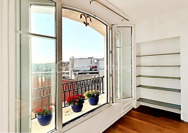 Situé au 5ᵉ étage et dernier étage d’un bel immeuble 1930 sans ascenseur, ce trois-pièces traversant SUD-OUEST, de 58,16 m2 carrez (58,55 m2 au sol), séduit par son ENSOLEILLEMENT , son charme de l’ancien et sa VUE DEGAGEE.
L’appartement se compose d’une entrée avec WC séparé, d’une cuisine américaine avec bar, et d’un couloir desservant deux chambres, dont l’une dotée d’une cheminée en marbre rose. Le salon, baigné de soleil, s’ouvre sur une grande fenêtre offrant une vue dominante sur Malakoff. Au fond de l'appartement, une salle de bain avec fenêtre complète ce bien. AUCUN VIS A VIS
Le tout est agrémenté d’un beau parquet en chêne et de fenêtres en double vitrage. Une cave vient parfaire ce bien.
Possibilité de racheter les Combles au dessus (bonne hauteur : 2m à 2,5m au plus haut). LOCAL A VELOS dans la cour.
Charges annuelles : 1 656 €
Taxe foncière : 925 €
Idéal investisseur ou premier achat !