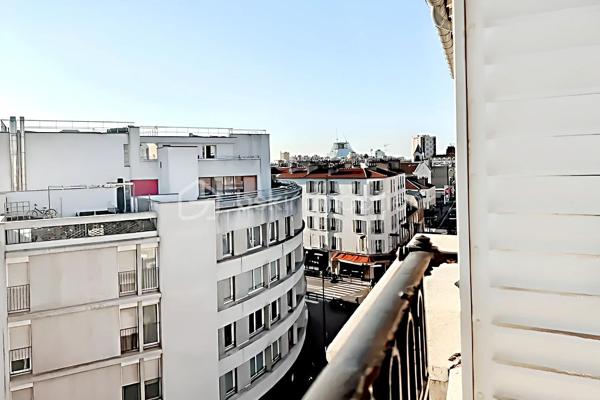Situé au 5ᵉ étage et dernier étage d’un bel immeuble 1930 sans ascenseur, ce trois-pièces traversant SUD-OUEST, de 58,16 m2 carrez (58,55 m2 au sol), séduit par son ENSOLEILLEMENT , son charme de l’ancien et sa VUE DEGAGEE.
L’appartement se compose d’une entrée avec WC séparé, d’une cuisine américaine avec bar, et d’un couloir desservant deux chambres, dont l’une dotée d’une cheminée en marbre rose. Le salon, baigné de soleil, s’ouvre sur une grande fenêtre offrant une vue dominante sur Malakoff. Au fond de l'appartement, une salle de bain avec fenêtre complète ce bien. AUCUN VIS A VIS
Le tout est agrémenté d’un beau parquet en chêne et de fenêtres en double vitrage. Une cave vient parfaire ce bien.
Possibilité de racheter les Combles au dessus (bonne hauteur : 2m à 2,5m au plus haut). LOCAL A VELOS dans la cour.
Charges annuelles : 1 656 €
Taxe foncière : 925 €
Idéal investisseur ou premier achat !