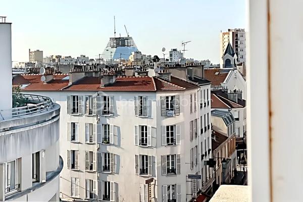 Situé au 5ᵉ étage et dernier étage d’un bel immeuble 1930 sans ascenseur, ce trois-pièces traversant SUD-OUEST, de 58,16 m2 carrez (58,55 m2 au sol), séduit par son ENSOLEILLEMENT , son charme de l’ancien et sa VUE DEGAGEE.
L’appartement se compose d’une entrée avec WC séparé, d’une cuisine américaine avec bar, et d’un couloir desservant deux chambres, dont l’une dotée d’une cheminée en marbre rose. Le salon, baigné de soleil, s’ouvre sur une grande fenêtre offrant une vue dominante sur Malakoff. Au fond de l'appartement, une salle de bain avec fenêtre complète ce bien. AUCUN VIS A VIS
Le tout est agrémenté d’un beau parquet en chêne et de fenêtres en double vitrage. Une cave vient parfaire ce bien.
Possibilité de racheter les Combles au dessus (bonne hauteur : 2m à 2,5m au plus haut). LOCAL A VELOS dans la cour.
Charges annuelles : 1 656 €
Taxe foncière : 925 €
Idéal investisseur ou premier achat !