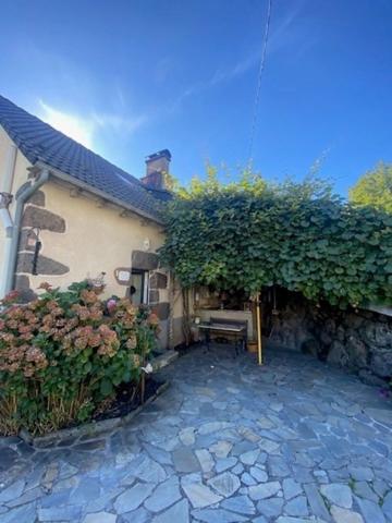 Maison de campagne à vendre 3 pièces proche de Salers (15)