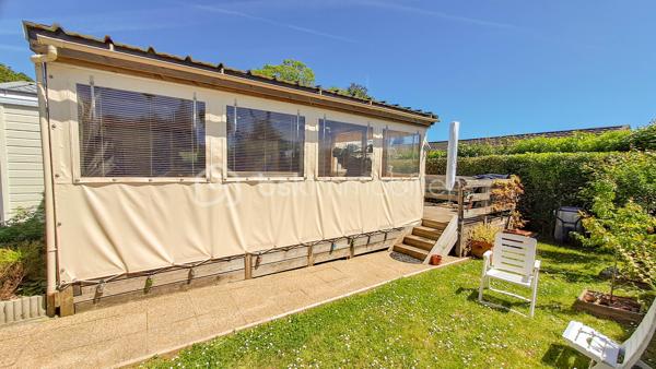 Au cœur d’un Parc Résidentiel de Loisirs exclusif à Moëlan-sur-Mer, à quelques pas de la mer, offrez-vous un véritable havre de paix. Ce domaine sécurisé, ouvert toute l'année et gardé, vous promet calme et sérénité.

Le bien : Un mobilhome clé en main, d'une surface d'environ 36 m², qui bénéficie d'un agencement repensé pour un confort optimal. Il s'articule autour d'un espace de vie lumineux, ouvert sur une cuisine aménagée et équipée, de 2 chambres confortables, d'une salle d'eau et d'un WC séparé, d'une terrasse bois de 19m² environ couverte exposée Sud et une partie non couverte. Un abri de jardin complète ces prestations.

Un cadre de vie exceptionnel, le parc propose des équipements de qualité pour tous : piscine chauffée (de juin à septembre), aire de jeux pour les enfants, accès direct à un petit bois, salle commune avec Wi-Fi gratuit.

Polyvalence et tranquillité d'esprit, ce bien est habitable toute l'année, s'adaptant aussi bien à vos envies de résidence principale ou secondaire qu'à un investissement locatif très attractif (forte demande pour des séjours qualitatifs près de la mer).

Les points forts : PAC réversible, cadre sécurisé, emplacement idéal

Vous recherchez un lieu alliant tranquillité, confort et élégance ? Contactez dès maintenant Christophe Noger pour découvrir cette nouvelle opportunité.