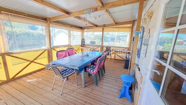 Au cœur d’un Parc Résidentiel de Loisirs exclusif à Moëlan-sur-Mer, à quelques pas de la mer, offrez-vous un véritable havre de paix. Ce domaine sécurisé, ouvert toute l'année et gardé, vous promet calme et sérénité.

Le bien : Un mobilhome clé en main, d'une surface d'environ 36 m², qui bénéficie d'un agencement repensé pour un confort optimal. Il s'articule autour d'un espace de vie lumineux, ouvert sur une cuisine aménagée et équipée, de 2 chambres confortables, d'une salle d'eau et d'un WC séparé, d'une terrasse bois de 19m² environ couverte exposée Sud et une partie non couverte. Un abri de jardin complète ces prestations.

Un cadre de vie exceptionnel, le parc propose des équipements de qualité pour tous : piscine chauffée (de juin à septembre), aire de jeux pour les enfants, accès direct à un petit bois, salle commune avec Wi-Fi gratuit.

Polyvalence et tranquillité d'esprit, ce bien est habitable toute l'année, s'adaptant aussi bien à vos envies de résidence principale ou secondaire qu'à un investissement locatif très attractif (forte demande pour des séjours qualitatifs près de la mer).

Les points forts : PAC réversible, cadre sécurisé, emplacement idéal

Vous recherchez un lieu alliant tranquillité, confort et élégance ? Contactez dès maintenant Christophe Noger pour découvrir cette nouvelle opportunité.