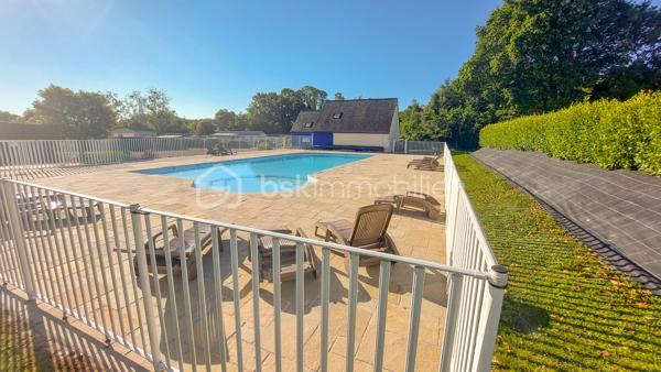 Au cœur d’un Parc Résidentiel de Loisirs exclusif à Moëlan-sur-Mer, à quelques pas de la mer, offrez-vous un véritable havre de paix. Ce domaine sécurisé, ouvert toute l'année et gardé, vous promet calme et sérénité.

Le bien : Un mobilhome clé en main, d'une surface d'environ 36 m², qui bénéficie d'un agencement repensé pour un confort optimal. Il s'articule autour d'un espace de vie lumineux, ouvert sur une cuisine aménagée et équipée, de 2 chambres confortables, d'une salle d'eau et d'un WC séparé, d'une terrasse bois de 19m² environ couverte exposée Sud et une partie non couverte. Un abri de jardin complète ces prestations.

Un cadre de vie exceptionnel, le parc propose des équipements de qualité pour tous : piscine chauffée (de juin à septembre), aire de jeux pour les enfants, accès direct à un petit bois, salle commune avec Wi-Fi gratuit.

Polyvalence et tranquillité d'esprit, ce bien est habitable toute l'année, s'adaptant aussi bien à vos envies de résidence principale ou secondaire qu'à un investissement locatif très attractif (forte demande pour des séjours qualitatifs près de la mer).

Les points forts : PAC réversible, cadre sécurisé, emplacement idéal

Vous recherchez un lieu alliant tranquillité, confort et élégance ? Contactez dès maintenant Christophe Noger pour découvrir cette nouvelle opportunité.