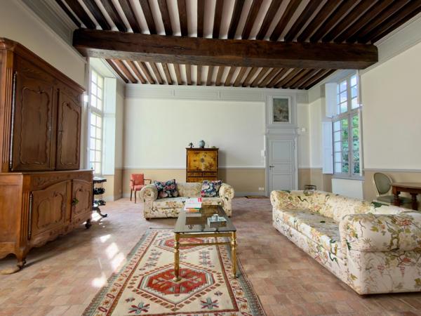 Appartement bourgeois 2 chambres avec cour pavée privative et stationnement sécurisé.