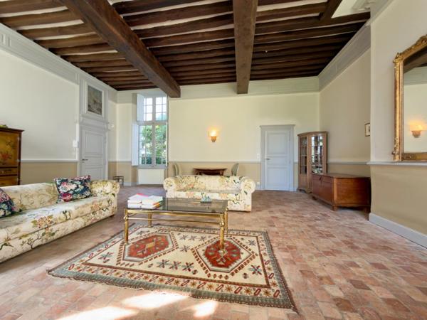 Appartement bourgeois 2 chambres avec cour pavée privative et stationnement sécurisé.