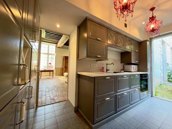 Appartement bourgeois 2 chambres avec cour pavée privative et stationnement sécurisé.