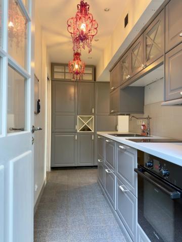 Appartement bourgeois 2 chambres avec cour pavée privative et stationnement sécurisé.