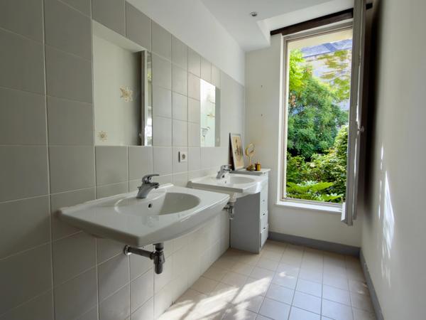 Appartement bourgeois 2 chambres avec cour pavée privative et stationnement sécurisé.