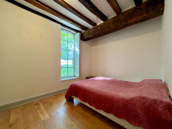 Appartement bourgeois 2 chambres avec cour pavée privative et stationnement sécurisé.