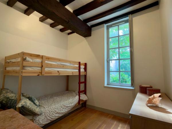 Appartement bourgeois 2 chambres avec cour pavée privative et stationnement sécurisé.