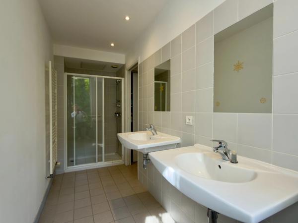 Appartement bourgeois 2 chambres avec cour pavée privative et stationnement sécurisé.