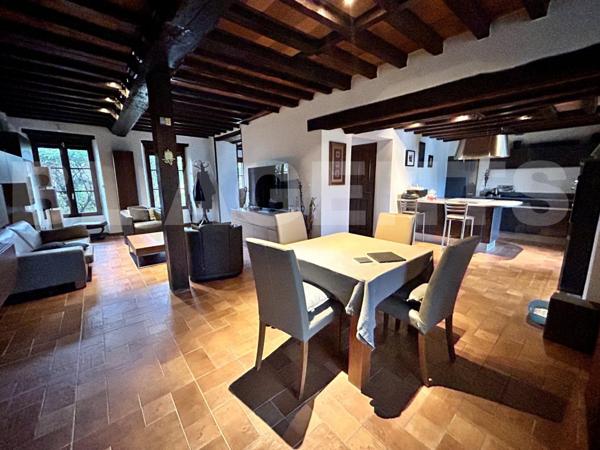 Maison Briarde familiale de 188.5m² avec carport et jardin.