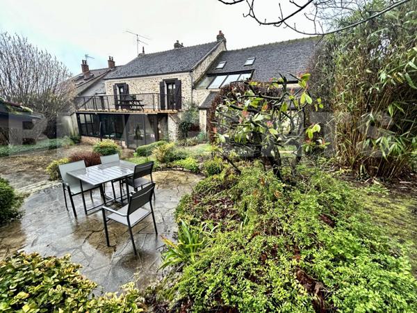 Maison Briarde familiale de 188.5m² avec carport et jardin.