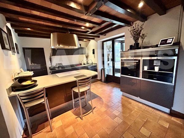 Maison Briarde familiale de 188.5m² avec carport et jardin.