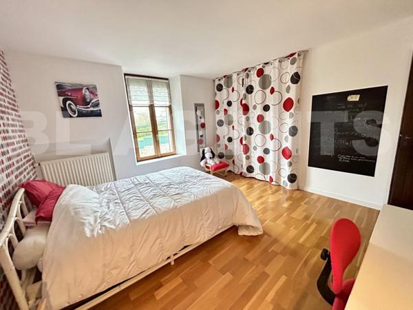 Maison Briarde familiale de 188.5m² avec carport et jardin.