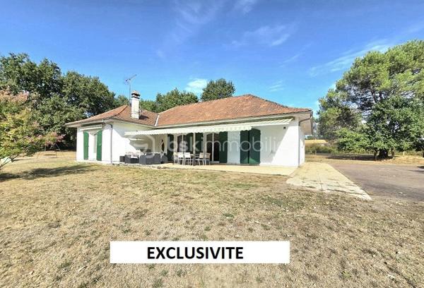 Située à 7 mn de la gare, à 20 mn de COUTRAS et de MONTGUYON, à 35 mn de LIBOURNE et à 50 mn de la rocade de BORDEAUX, cette maison de 138 m2, de 1987, sur un terrain de 9 825 M2, clôturé et arboré, vous séduira par ses prestations, ses volumes et son environnement. Elle est composée d'une cuisine équipée donnant sur une salle à manger puis un salon en enfilade pour une surface de plus de 50 M2, de 3 chambres dont une suite parentale (possibilité de faire une 4ème chambre), d'un WC, d'un dressing, d'une buanderie, d'une salle de bain à terminer et d'un garage attenant. Chauffage électrique plus climatisation plus insert. Menuiseries de 2023. Isolation sous toiture refaite en 2026. Taxe foncière : 1 528 €.
