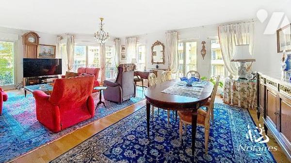 Au deuxième étage d'une résidence de standing construite début des années 2000, sécurisée, avec...