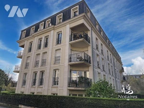 Au deuxième étage d'une résidence de standing construite début des années 2000, sécurisée, avec...