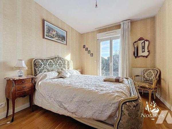 Au deuxième étage d'une résidence de standing construite début des années 2000, sécurisée, avec...