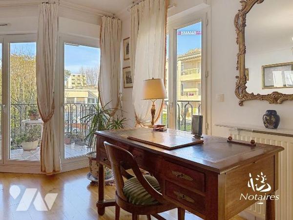 Au deuxième étage d'une résidence de standing construite début des années 2000, sécurisée, avec...