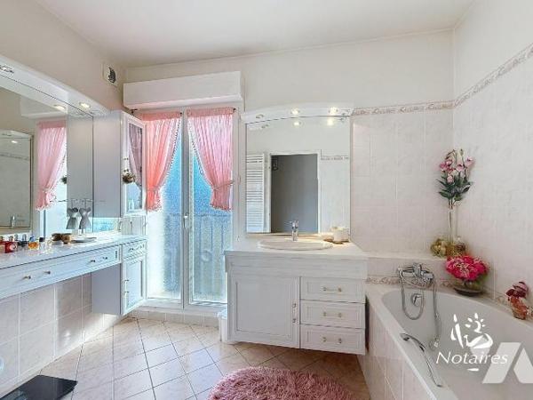 Au deuxième étage d'une résidence de standing construite début des années 2000, sécurisée, avec...