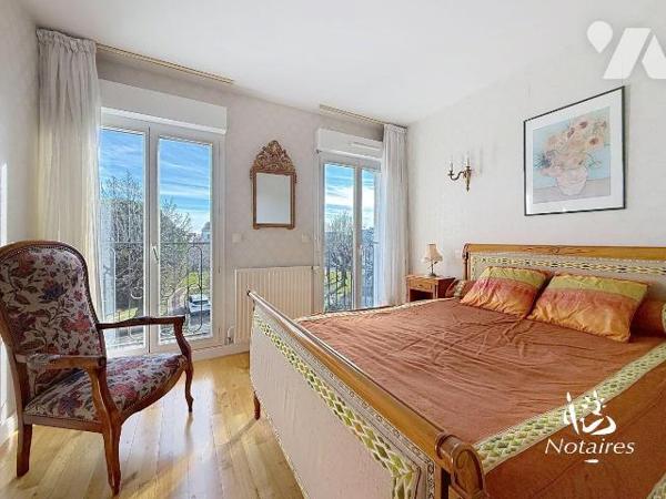 Au deuxième étage d'une résidence de standing construite début des années 2000, sécurisée, avec...