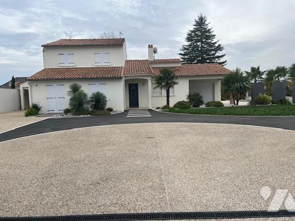 Pavillon 6 pièces, garage, jardin, piscine, préau