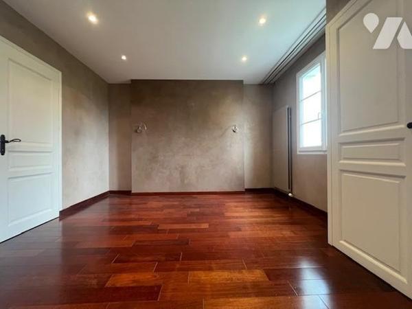 Pavillon 6 pièces, garage, jardin, piscine, préau