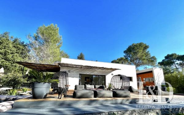 VILLA DESIGN- NIMES- QUARTIER PRISE- PARFAITEMENT AU CALME- PISCINE- JARDIN PAYSAGE- PRESTATIONS HAUT DE GAMME- RARE