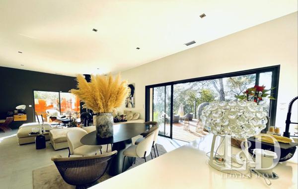 VILLA DESIGN- NIMES- QUARTIER PRISE- PARFAITEMENT AU CALME- PISCINE- JARDIN PAYSAGE- PRESTATIONS HAUT DE GAMME- RARE