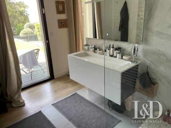 VILLA DESIGN- NIMES- QUARTIER PRISE- PARFAITEMENT AU CALME- PISCINE- JARDIN PAYSAGE- PRESTATIONS HAUT DE GAMME- RARE