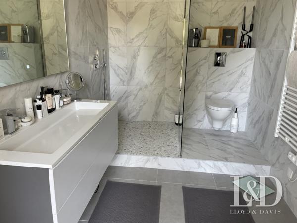 VILLA DESIGN- NIMES- QUARTIER PRISE- PARFAITEMENT AU CALME- PISCINE- JARDIN PAYSAGE- PRESTATIONS HAUT DE GAMME- RARE