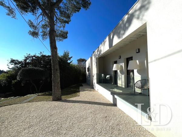 VILLA DESIGN- NIMES- QUARTIER PRISE- PARFAITEMENT AU CALME- PISCINE- JARDIN PAYSAGE- PRESTATIONS HAUT DE GAMME- RARE