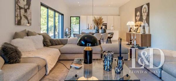 VILLA DESIGN- NIMES- QUARTIER PRISE- PARFAITEMENT AU CALME- PISCINE- JARDIN PAYSAGE- PRESTATIONS HAUT DE GAMME- RARE