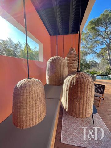 VILLA DESIGN- NIMES- QUARTIER PRISE- PARFAITEMENT AU CALME- PISCINE- JARDIN PAYSAGE- PRESTATIONS HAUT DE GAMME- RARE