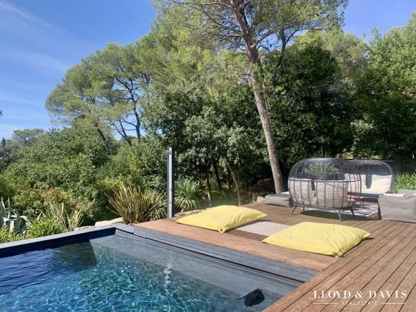 VILLA DESIGN- NIMES- QUARTIER PRISE- PARFAITEMENT AU CALME- PISCINE- JARDIN PAYSAGE- PRESTATIONS HAUT DE GAMME- RARE