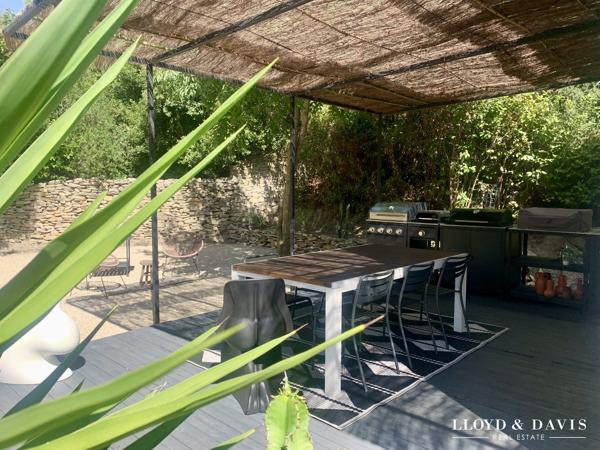 VILLA DESIGN- NIMES- QUARTIER PRISE- PARFAITEMENT AU CALME- PISCINE- JARDIN PAYSAGE- PRESTATIONS HAUT DE GAMME- RARE