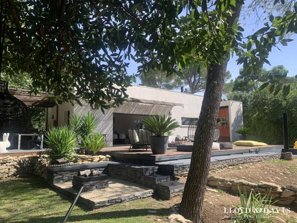 VILLA DESIGN- NIMES- QUARTIER PRISE- PARFAITEMENT AU CALME- PISCINE- JARDIN PAYSAGE- PRESTATIONS HAUT DE GAMME- RARE