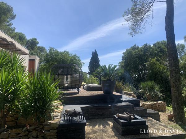 VILLA DESIGN- NIMES- QUARTIER PRISE- PARFAITEMENT AU CALME- PISCINE- JARDIN PAYSAGE- PRESTATIONS HAUT DE GAMME- RARE