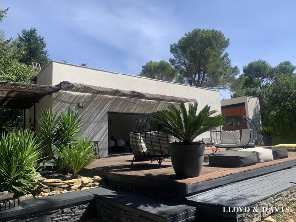 VILLA DESIGN- NIMES- QUARTIER PRISE- PARFAITEMENT AU CALME- PISCINE- JARDIN PAYSAGE- PRESTATIONS HAUT DE GAMME- RARE