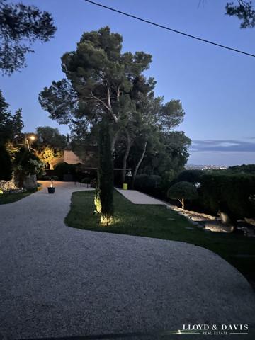 VILLA DESIGN- NIMES- QUARTIER PRISE- PARFAITEMENT AU CALME- PISCINE- JARDIN PAYSAGE- PRESTATIONS HAUT DE GAMME- RARE