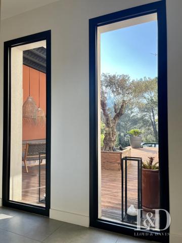 VILLA DESIGN- NIMES- QUARTIER PRISE- PARFAITEMENT AU CALME- PISCINE- JARDIN PAYSAGE- PRESTATIONS HAUT DE GAMME- RARE