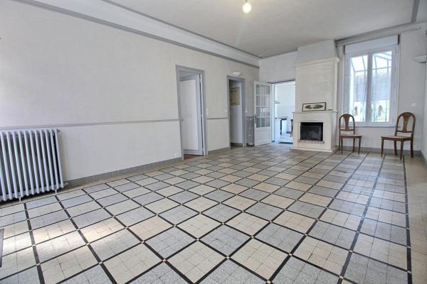 Exclusivité - Maison de ville dans l'hyper centre  de Chateauneuf  sur Loire avec garage et  terrain de 500 m²