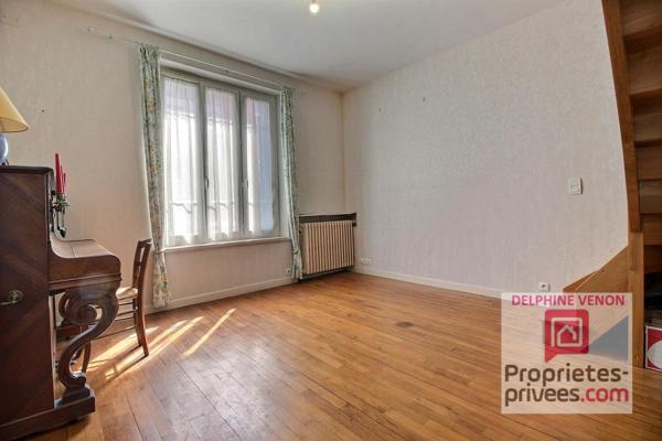 Exclusivité - Maison de ville dans l'hyper centre  de Chateauneuf  sur Loire avec garage et  terrain de 500 m²