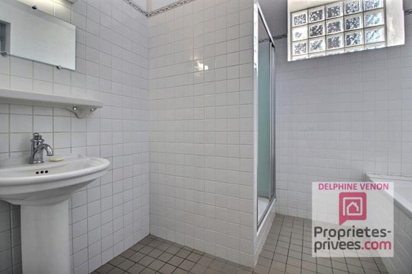 Exclusivité - Maison de ville dans l'hyper centre  de Chateauneuf  sur Loire avec garage et  terrain de 500 m²
