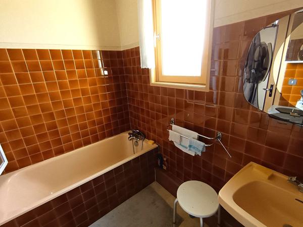 Maison avec 5 chambres, salle de bains et salle d'eau