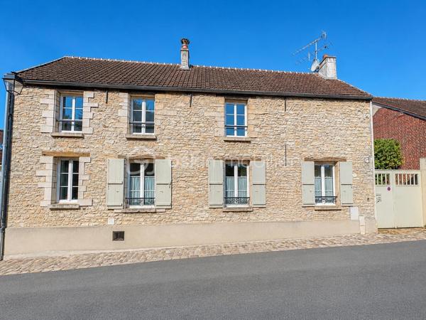 Située au cœur du village prisé de Chamant, à deux pas de Senlis et bénéficiant d’un accès rapide à l’Autoroute A1, cette charmante maison en pierre  conjugue authenticité, volumes généreux et cadre de vie bucolique.

Dès l’entrée, vous serez séduits par une vaste pièce de vie baignée de lumière de plus de 50 m², sublimée par un poêle à bois et un espace bureau idéal pour le télétravail ou un coin lecture. 
Dans le prolongement, une belle cuisine ouverte entièrement équipée  invite à la convivialité. 
Une buanderie fonctionnelle avec accès direct au garage complète intelligemment ce niveau.

Le rez-de-chaussée propose également une chambre, une salle d’eau ainsi que des toilettes indépendantes.

À l’étage, l’espace nuit se compose de deux chambres, dont une superbe suite aux volumes particulièrement confortables. 
Une salle de bains équipée d’une baignoire, d’une douche et de toilettes, ainsi que de nombreux rangements viennent parfaire cet étage.

À l’extérieur, vous profiterez d’un agréable jardin clos & arboré sans vis-à-vis direct, idéal pour savourer des moments de détente en toute tranquillité. 
Une terrasse prolonge harmonieusement les espaces de vie vers le jardin.

Un garage double de 30 m² ainsi que deux places de stationnement privatives complètent ce bien.

Une maison familiale pleine de cachet, alliant charme de l’ancien et confort moderne, dans un environnement recherché  et à proximité immédiate des grands axes.